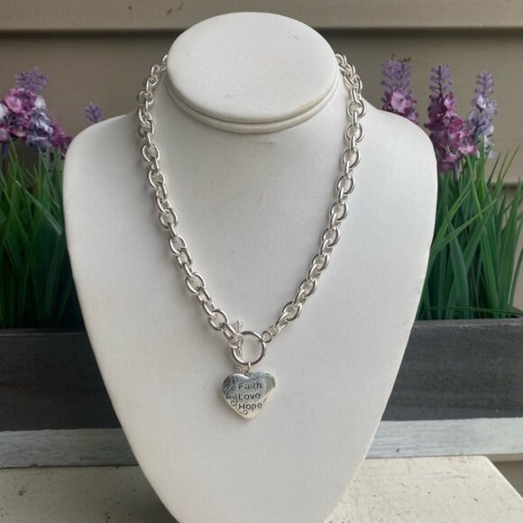 WHITE HEART NECKLACE - Picture 1 of 4